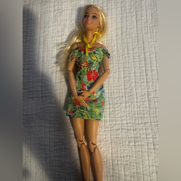 Barbie Made to Move Doll with Flexible Joints & Blonde Hair Blue Eyes W/ Outfit - Picture 2 of 12